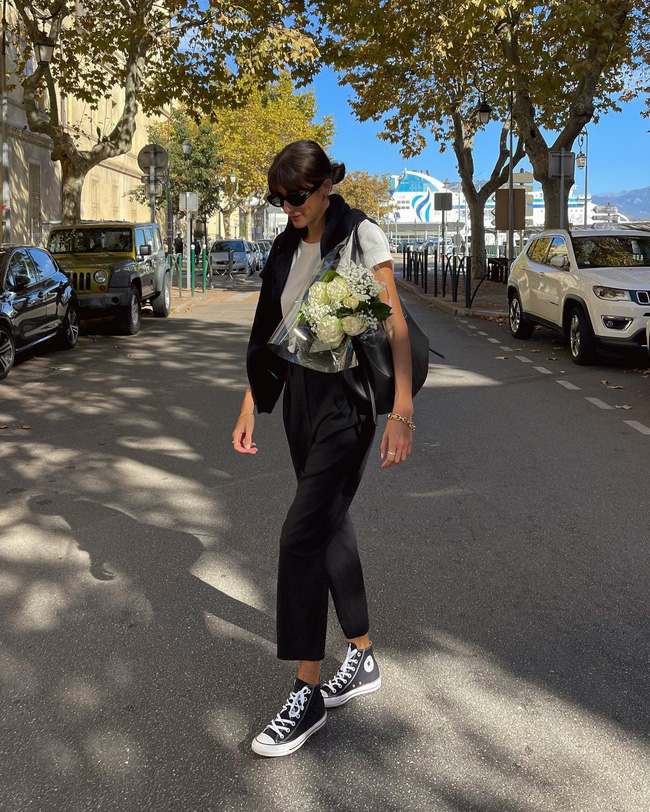 Quý cô người Pháp mê áo thun trắng, mix đồ không cầu kỳ nhưng tinh tế miễn bàn-1