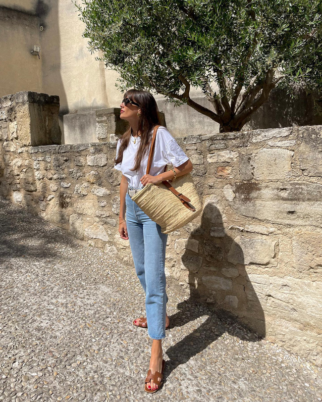 Quý cô người Pháp mê áo thun trắng, mix đồ không cầu kỳ nhưng tinh tế miễn bàn-9