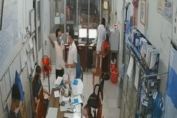 Clip: Tai nạn liên hoàn khiến nhiều xe máy vụn nát, nạn nhân nằm la liệt trên đường-2