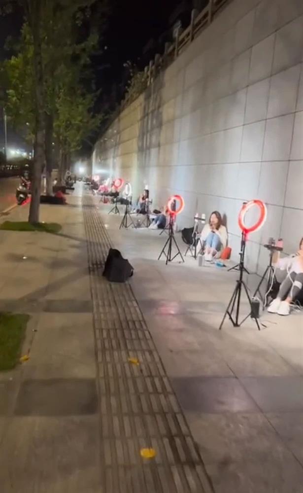Nổ ra tranh cãi trước cảnh tượng hàng loạt gái xinh quay tóp tóp”, livestream, dựng clip ngồi kín cả con đường-2