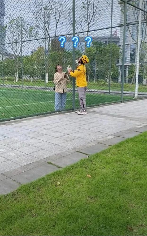 Đến giao đồ uống nhưng khách làm mất chìa khoá cửa, anh shipper nghĩ ra cách giải quyết đơn hàng cưng xỉu: Đánh giá 10 sao mới đủ!-2