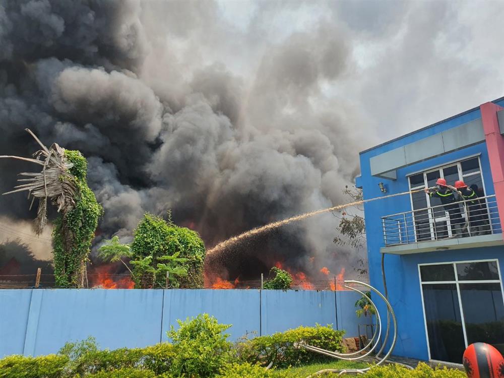 Biển lửa bao trùm cụm công nghiệp Nhơn Bình, Bình Định-2