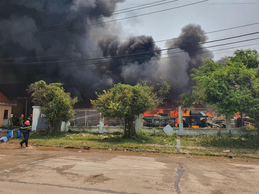 Biển lửa bao trùm cụm công nghiệp Nhơn Bình, Bình Định-3