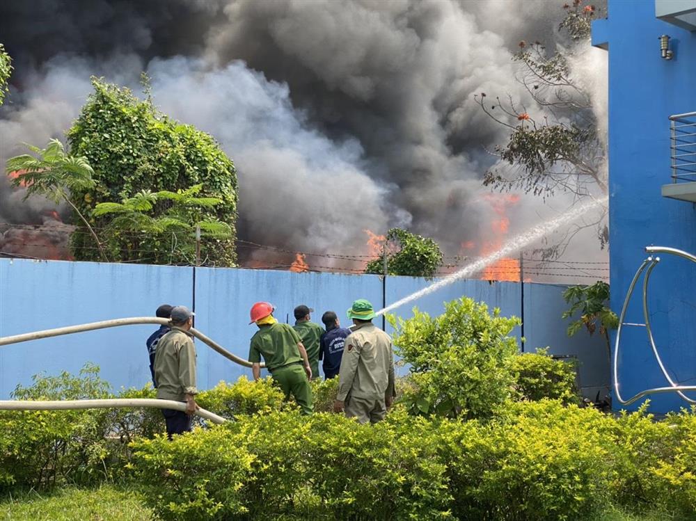 Biển lửa bao trùm cụm công nghiệp Nhơn Bình, Bình Định-4