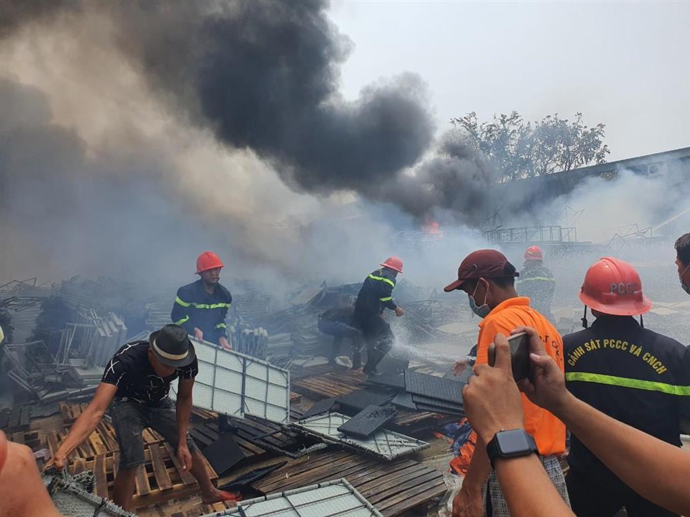 Biển lửa bao trùm cụm công nghiệp Nhơn Bình, Bình Định-7