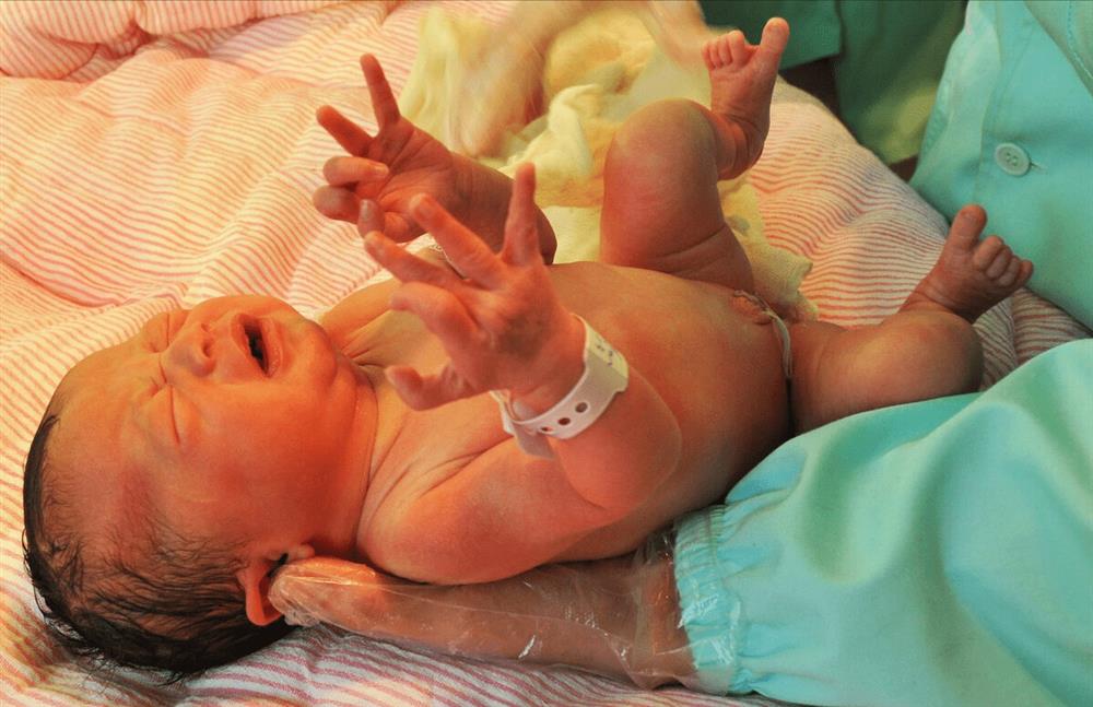 Trong vòng 24 giờ sau khi sinh, bố mẹ phải làm 4 việc chăm sóc này, liên quan đến sức khỏe của em bé, đừng bất cẩn mà bỏ qua-1