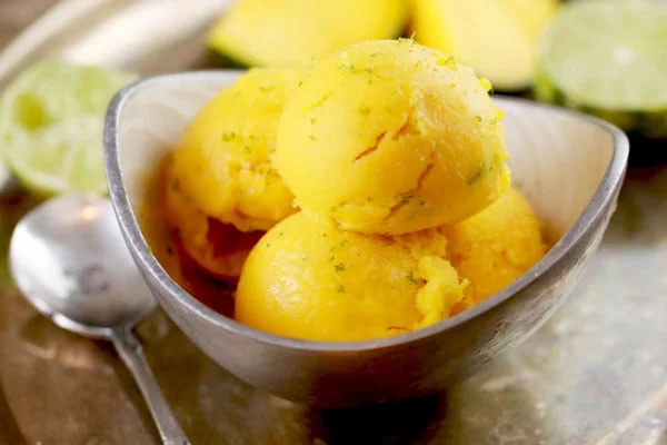 Hướng dẫn chị em cách&nbsp;làm kem xoài sữa chua thơm ngon, mát lịm, giải nhiệt ngày nắng nóng-3