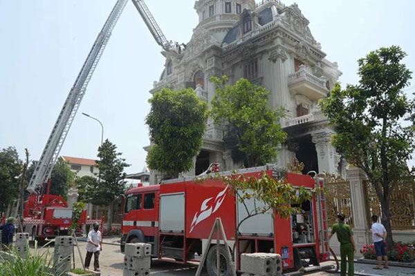 Cháy căn nhà 8 tầng ở Hà Nội, cột khói bốc cao hàng chục mét-5