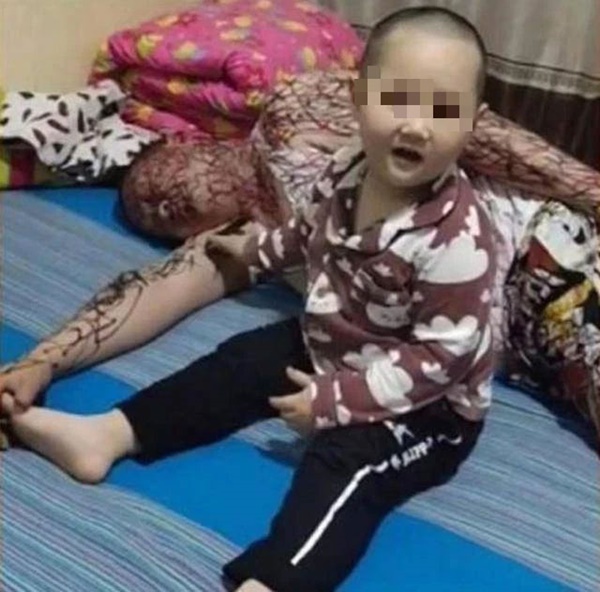 Bố say rượu bị con trai 2 tuổi phóng tác lên người, mẹ vừa nhìn thấy đã đứng tim!-1