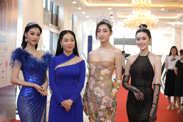 Cả dàn Hậu đổ bộ họp báo Miss World Vietnam 2022: Tiểu Vy lên đồ lộ eo thon cực bạo, Nam Em có bị lu mờ giữa 64 thí sinh?-9