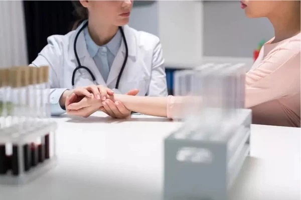 Cô gái 25 tuổi đã có buồng trứng già nua như tuổi 40, tương lai vô sinh đến nỗi bác sĩ cũng phải lắc đầu-1