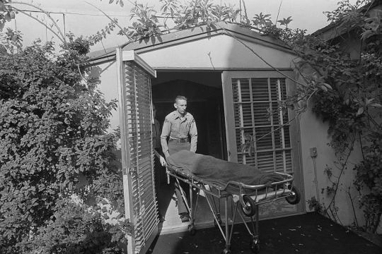 Điều ít biết về cuộc khám nghiệm tử thi quả bom sex Marilyn Monroe: Người bảo tự chết, kẻ tuyên bố bị chết, 20 năm vẫn bị đem ra điều tra-10