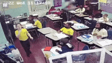 Giây phút ngàn cân treo sợi tóc xôn xao MXH: Học sinh hóc nắp chai, nghẹt thở không nói được gì, cô giáo có pha xử lý gây kinh ngạc-3