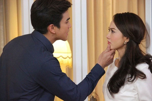 Mua dừa về hạ sốt bị chồng mắng ăn hoang, vợ im lặng không đáp nhưng hành động sau đó của cô mới khiến anh tái mặt-2
