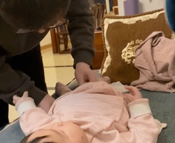 Lần đầu tiên thay bỉm cho con, phản ứng của ông bố như thế nào mà khiến cư dân mạng chê trách?-1