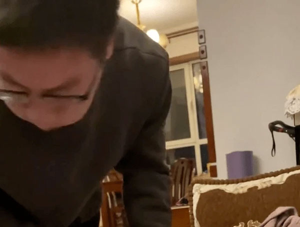 Lần đầu tiên thay bỉm cho con, phản ứng của ông bố như thế nào mà khiến cư dân mạng chê trách?-2