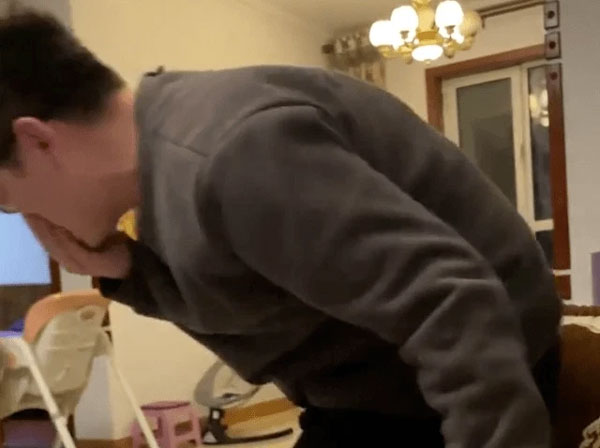 Lần đầu tiên thay bỉm cho con, phản ứng của ông bố như thế nào mà khiến cư dân mạng chê trách?-3