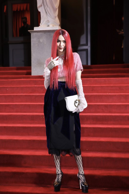 Netizen tranh cãi nảy lửa khoảnh khắc nghi Lan Khuê hất tay nhân viên sự kiện, còn tỏ thái độ lạnh tanh?-5