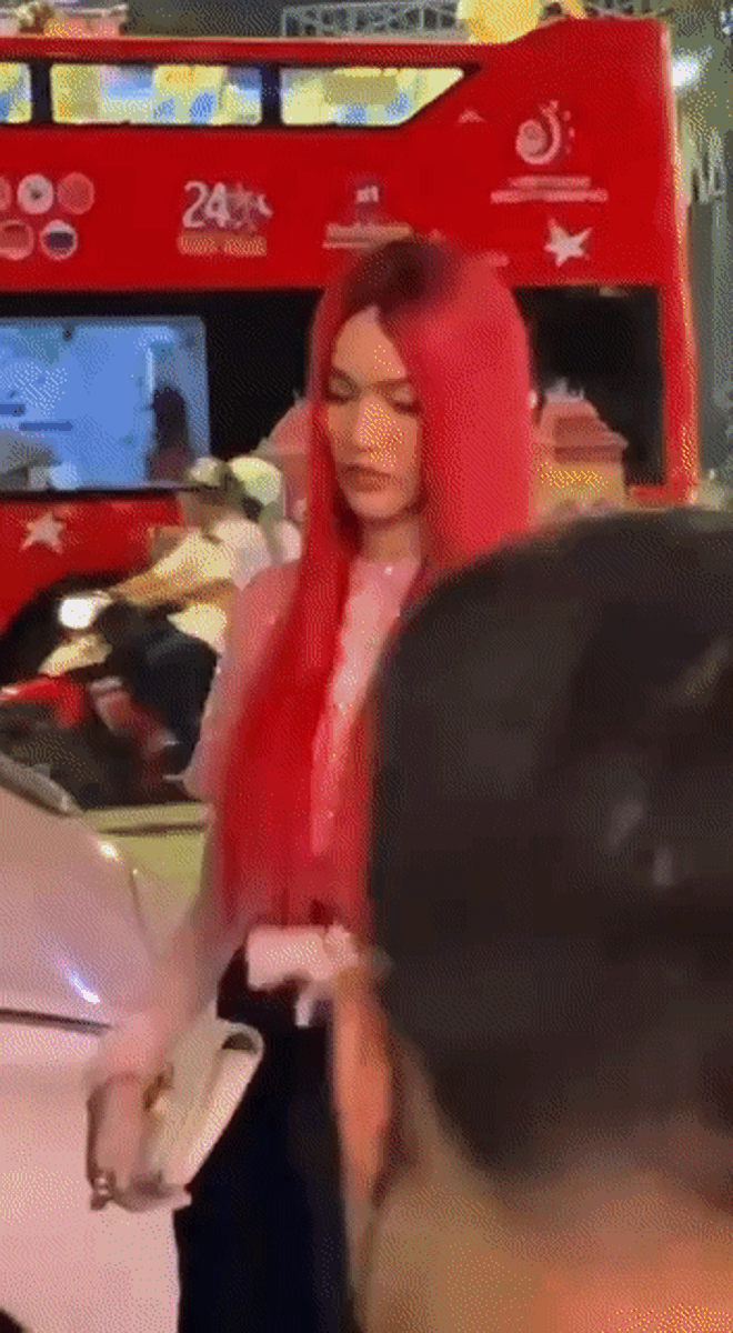 Netizen tranh cãi nảy lửa khoảnh khắc nghi Lan Khuê hất tay nhân viên sự kiện, còn tỏ thái độ lạnh tanh?-2