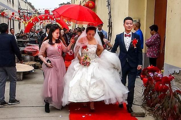 Em tôi lấy chồng lần 2 nhưng nhà gái chỉ có vài người đến dự, em nói không sao mà tôi thấy chua xót đến khó tả-1