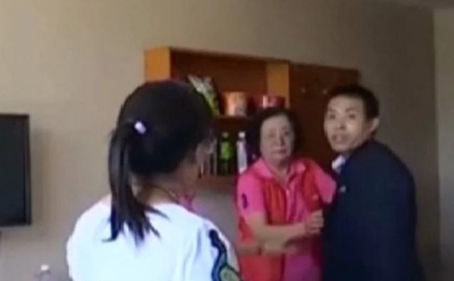 Chồng đau đớn phát hiện tiền tiết kiệm không có 1 xu, nguyên nhân do vợ... bao nuôi nhân tình-2