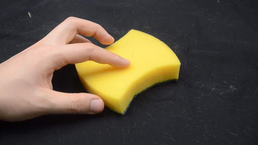 Đổ ít giấm trắng lên miếng bọt biển rồi cho vào tủ lạnh có công dụng cực mạnh, ai cũng nên biết-4