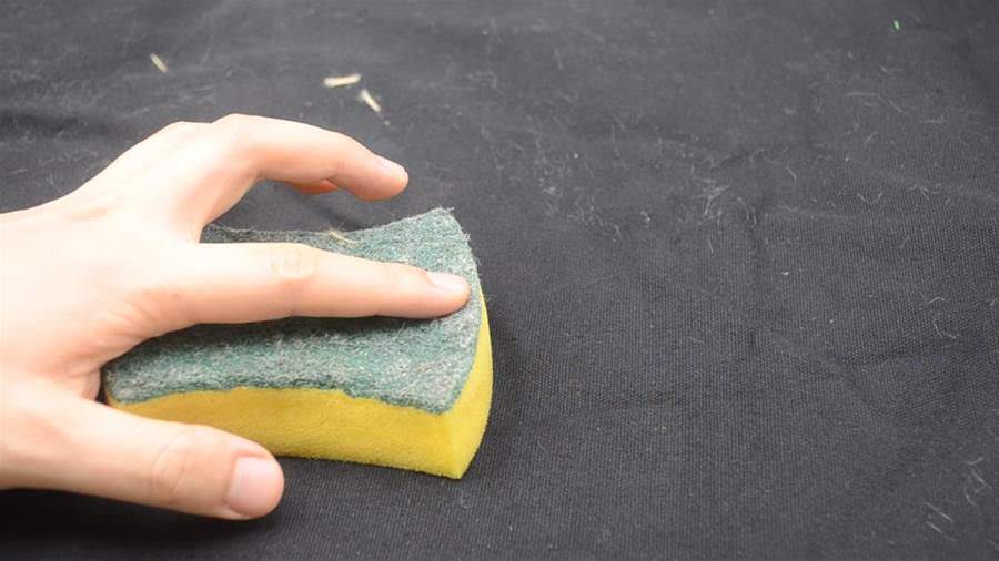 Đổ ít giấm trắng lên miếng bọt biển rồi cho vào tủ lạnh có công dụng cực mạnh, ai cũng nên biết-5