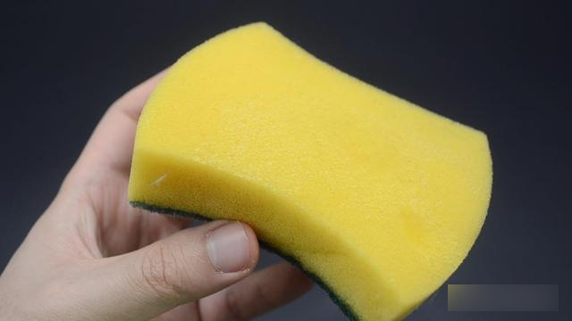 Đổ ít giấm trắng lên miếng bọt biển rồi cho vào tủ lạnh có công dụng cực mạnh, ai cũng nên biết-7