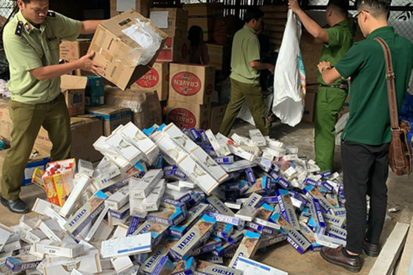 Hà Nội: Giải cứu thành công nam sinh cầm dao cố thủ trong phòng, định nhảy từ tầng 19 chung cư tự tử-2