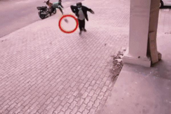 Vờ mượn điện thoại rồi bỏ chạy, tên cướp bị anh xe ôm xử lý trong tích tắc