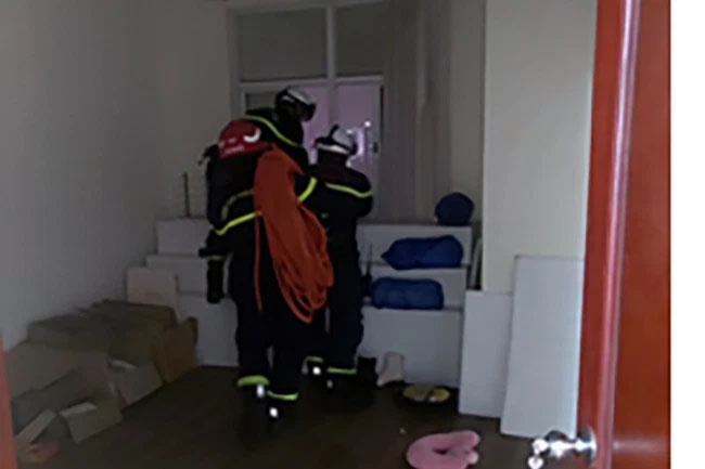 Hà Nội: Giải cứu thành công nam sinh cầm dao cố thủ trong phòng, định nhảy từ tầng 19 chung cư tự tử-1