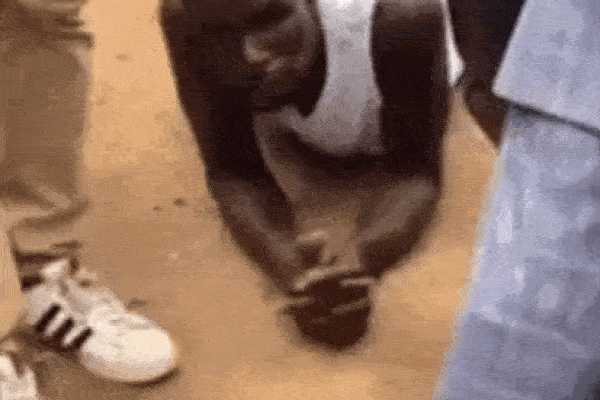 Nhân viên rửa xe mượn xe Mercedes của khách lái thử rồi gây họa phải bò trên đất để tạ lỗi