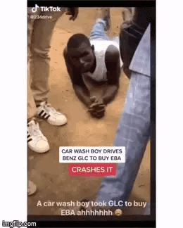 Nhân viên rửa xe mượn xe Mercedes của khách lái thử rồi gây họa phải bò trên đất để tạ lỗi-2
