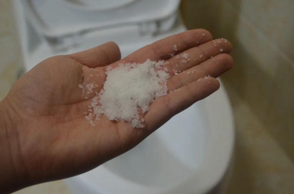 Đặt một nắm muối trong phòng tắm có tác dụng mạnh đến mức tiết kiệm hàng trăm đô la mỗi năm. Nếu không biết sớm, bạn sẽ phải ân hận!-1