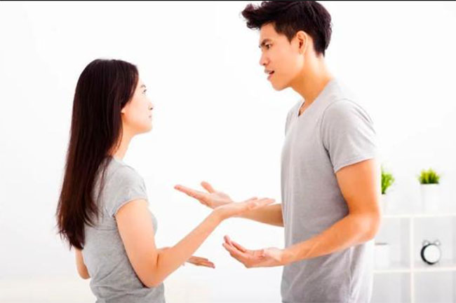 Tôi và chồng chuẩn bị ra tòa thì nhìn thấy cô bạn thân đợi ở cửa ủy ban, tôi quyết định không ly hôn nữa-1