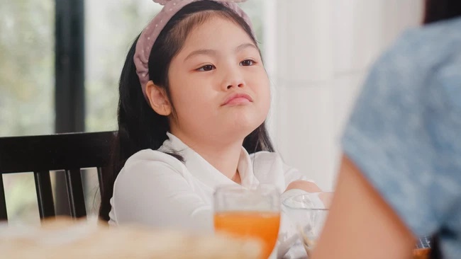 Ba BIỂU HIỆN quá mức này của trẻ tưởng như đáng khen, thực ra lại thể hiện IQ CỰC THẤP, cha mẹ không nên tự mãn-2