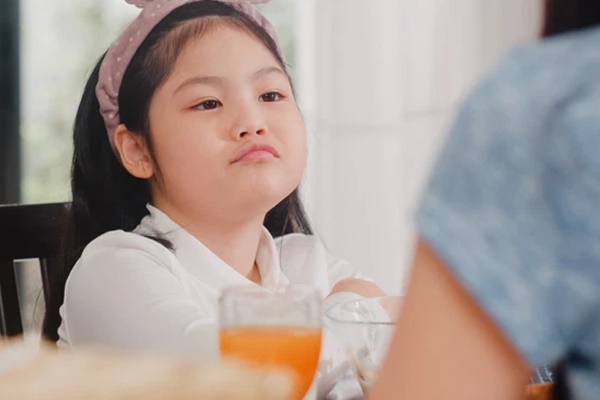 Con gái không may làm đổ nước ngọt vào quần áo, cách xử lý của 2 bà mẹ làm nên 2 cuộc đời khác biệt-2
