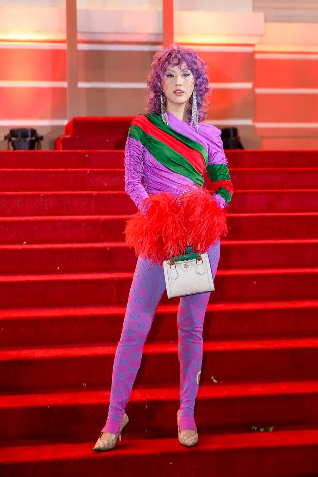 NHẤT và BÉT trên thảm đỏ Gucci: Hà Hồ, Thanh Hằng gánh còng lưng cho loạt đàn em diêm dúa đến tận cái gót chân-16