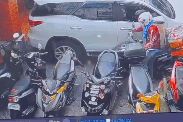 Cố len lỏi, người giao hàng tông đổ hàng loạt xe máy, cào xước ô tô