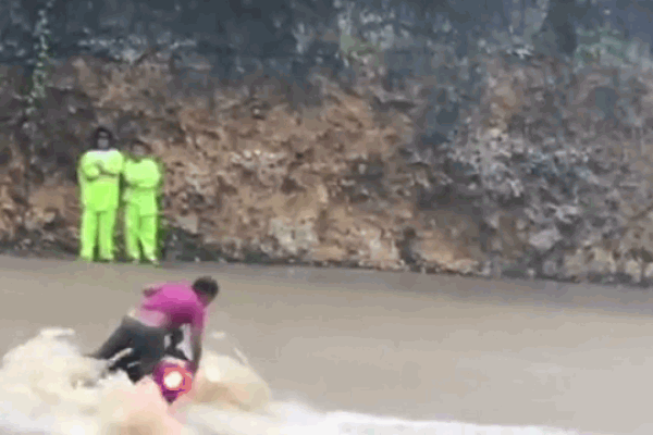 Clip: Cố lao xe máy qua dòng nước lũ, người đàn ông bị cuốn trôi