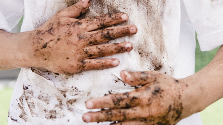 Mẹ bỉm mách mẹo tẩy trắng mọi vết bẩn cứng đầu trên quần áo trẻ, cực an toàn mà chỉ tốn vài nghìn lẻ-1