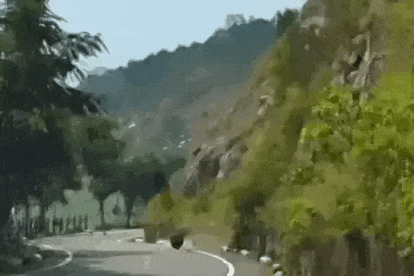 Clip: Khoảnh khắc tảng đá rơi từ trên núi xuống đè ô tô con biến dạng-1