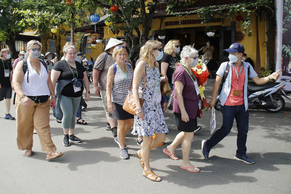 Mới đông khách đã tận thu: Bức xúc vì đặt phòng khách sạn ép mua thêm bữa ăn-2