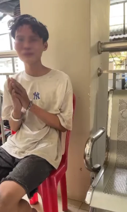 Clip: Cầm dao cứa cổ shipper hòng cướp kim cương, kẻ gian nhận cái kết thê thảm ngay sau đó-1