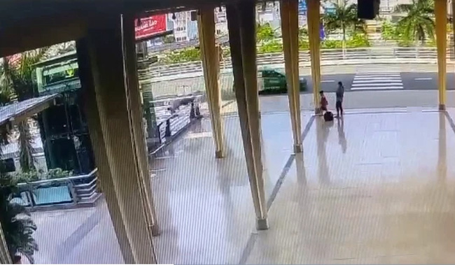 Người đàn ông nhảy từ tầng 2 sân bay Đà Nẵng tự tử khi đang nói chuyện với vợ, ngay trước mặt con nhỏ-1