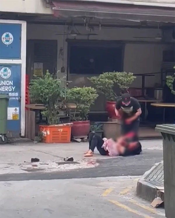 Vụ việc gây chấn động: Chồng cầm dao chém vợ man rợ giữa phố trong tiếng la hét thất kinh của hàng chục người chứng kiến-2