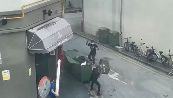 Vụ việc gây chấn động: Chồng cầm dao chém vợ man rợ giữa phố trong tiếng la hét thất kinh của hàng chục người chứng kiến-3