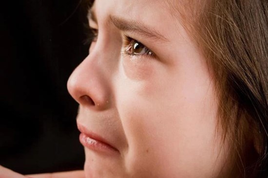 Con gái không may làm đổ nước ngọt vào quần áo, cách xử lý của 2 bà mẹ làm nên 2 cuộc đời khác biệt