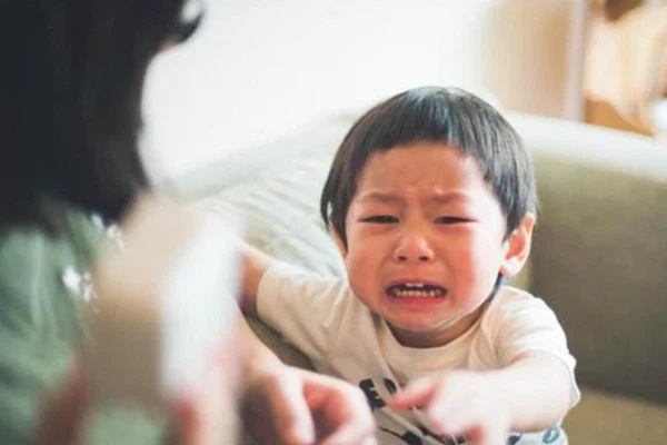 Nếu bị bố mẹ mắng mà con chỉ LÀM ĐIỀU NÀY thì phải cẩn thận: Đây là dấu hiệu vô cùng nguy hiểm, tâm lý con đang bất ổn!-2