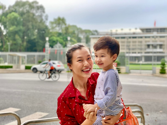 MC Hoàng Oanh xả kho loạt ảnh cực nhắng bên con trai, biểu cảm cưng xỉu của nhóc tỳ 2 tuổi khiến dân tình lụi tim-2